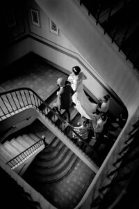 Photographe de mariage à Nice, photo Noir et Blanc, les mariées montent les marches de la mairie